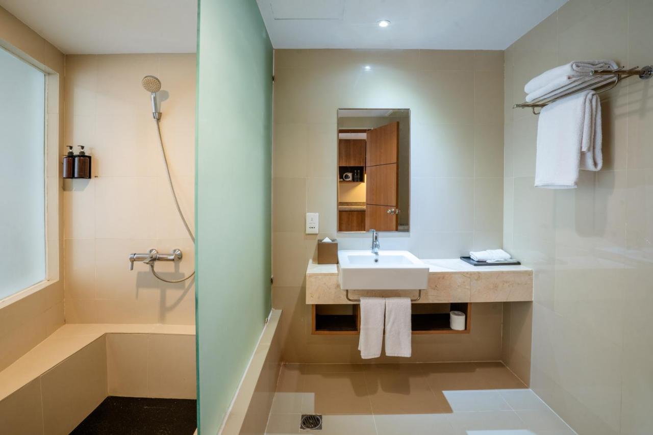 Отель Cross Vibe Paasha Atelier Bali Kuta Кута Экстерьер фото