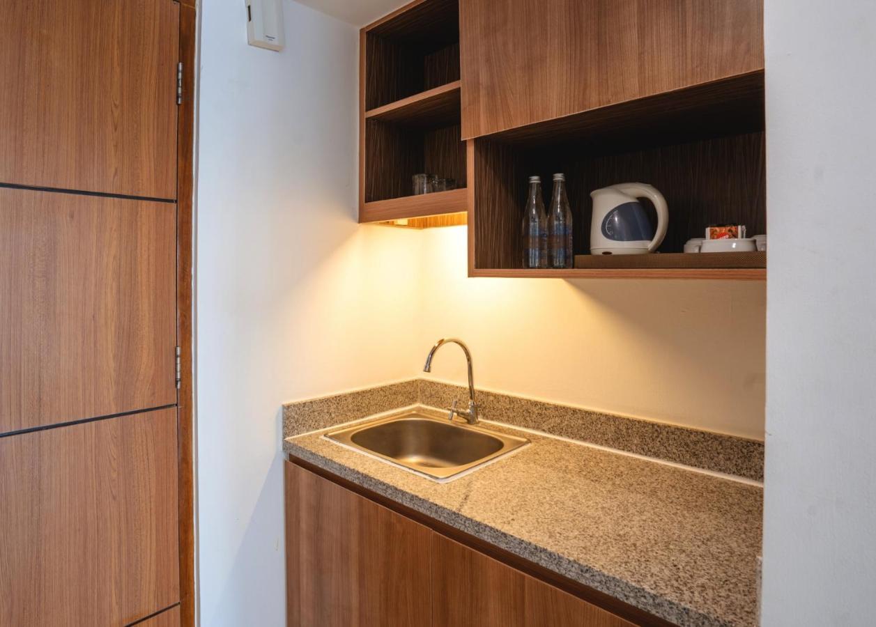 Отель Cross Vibe Paasha Atelier Bali Kuta Кута Экстерьер фото
