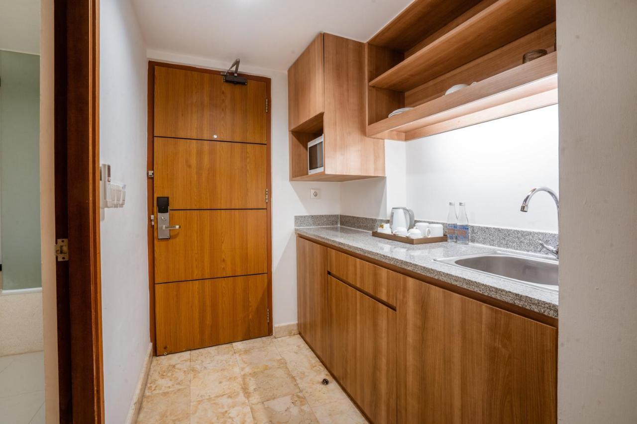 Отель Cross Vibe Paasha Atelier Bali Kuta Кута Экстерьер фото