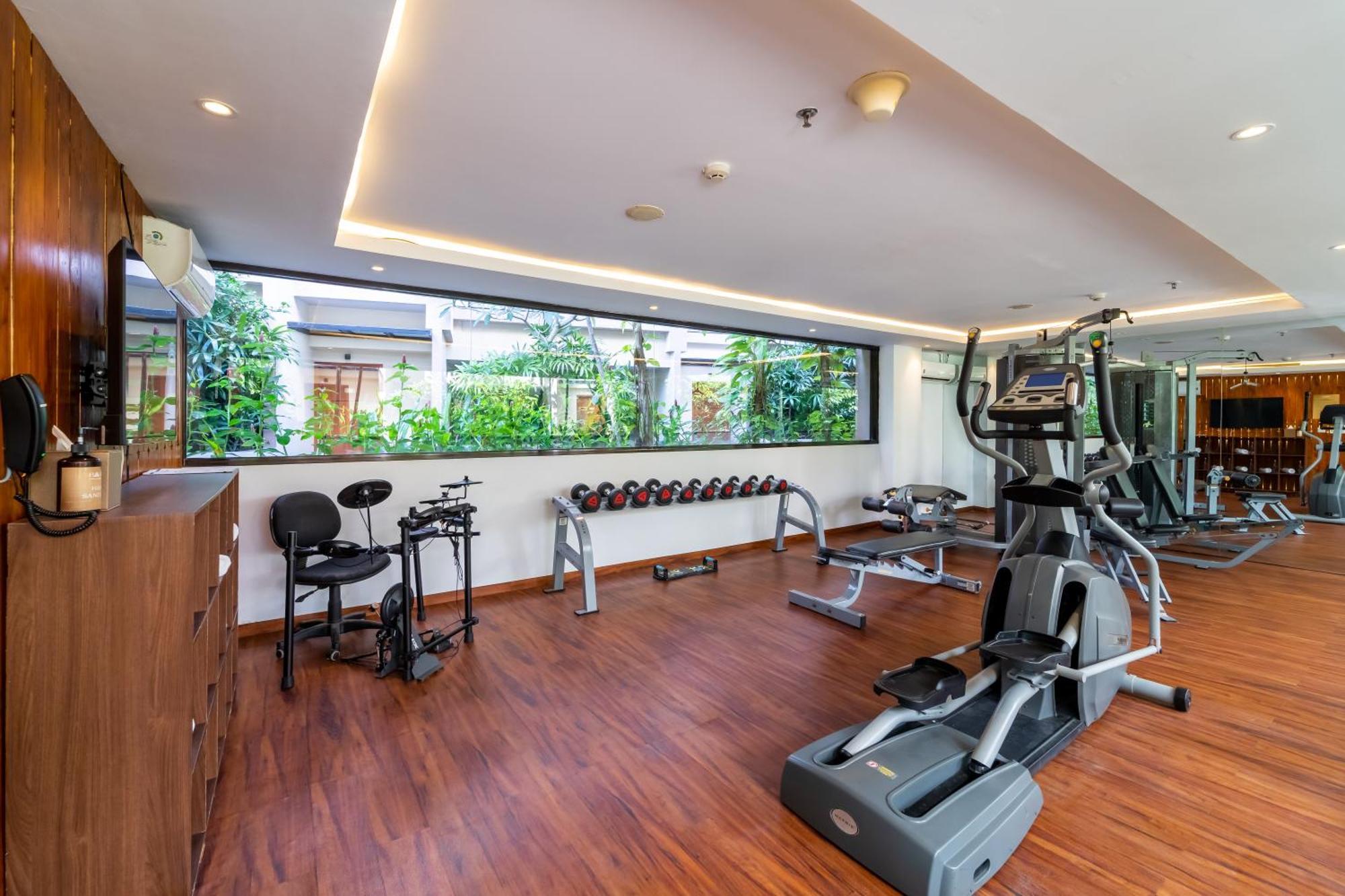 Отель Cross Vibe Paasha Atelier Bali Kuta Кута Экстерьер фото