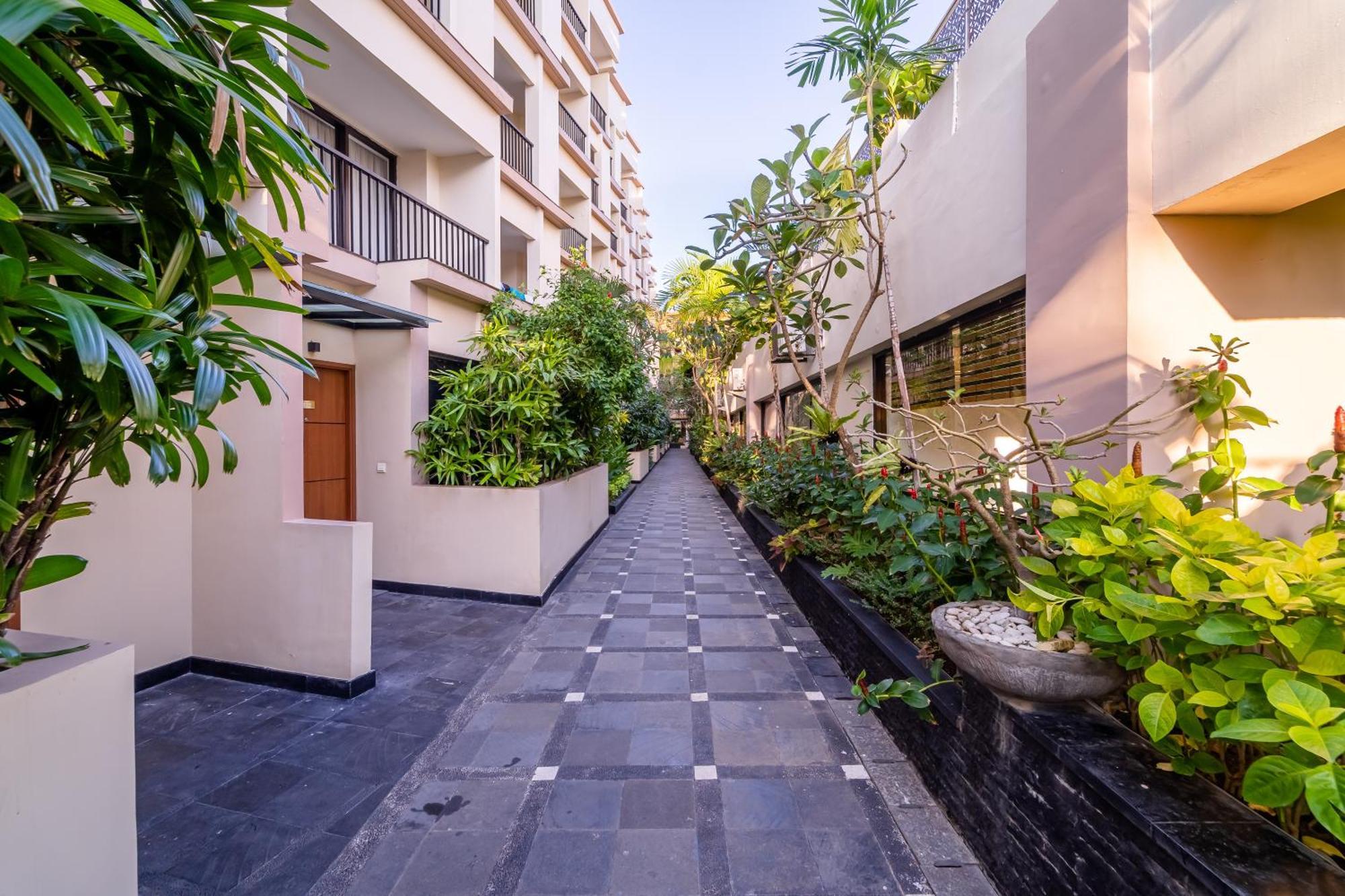 Отель Cross Vibe Paasha Atelier Bali Kuta Кута Экстерьер фото