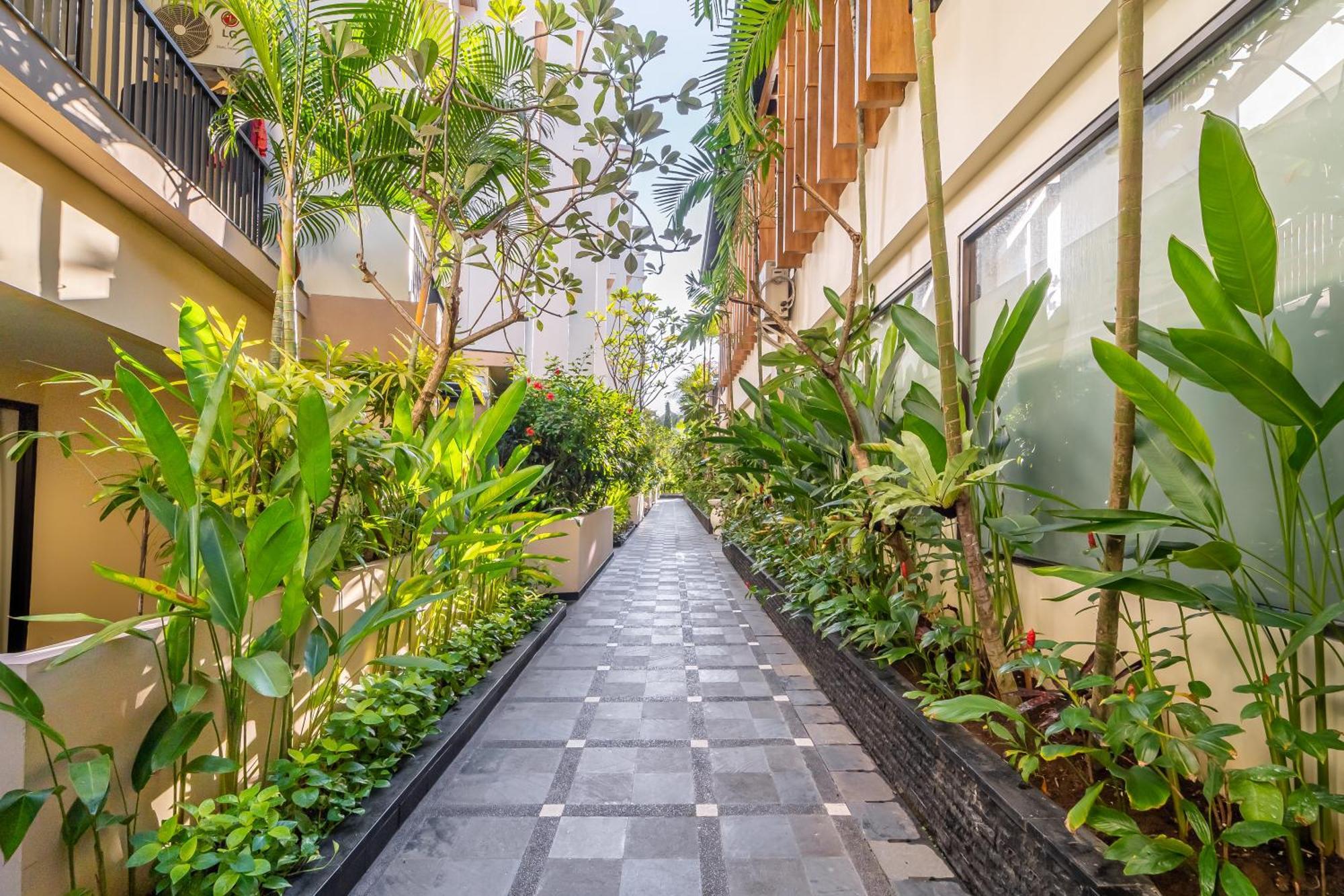 Отель Cross Vibe Paasha Atelier Bali Kuta Кута Экстерьер фото