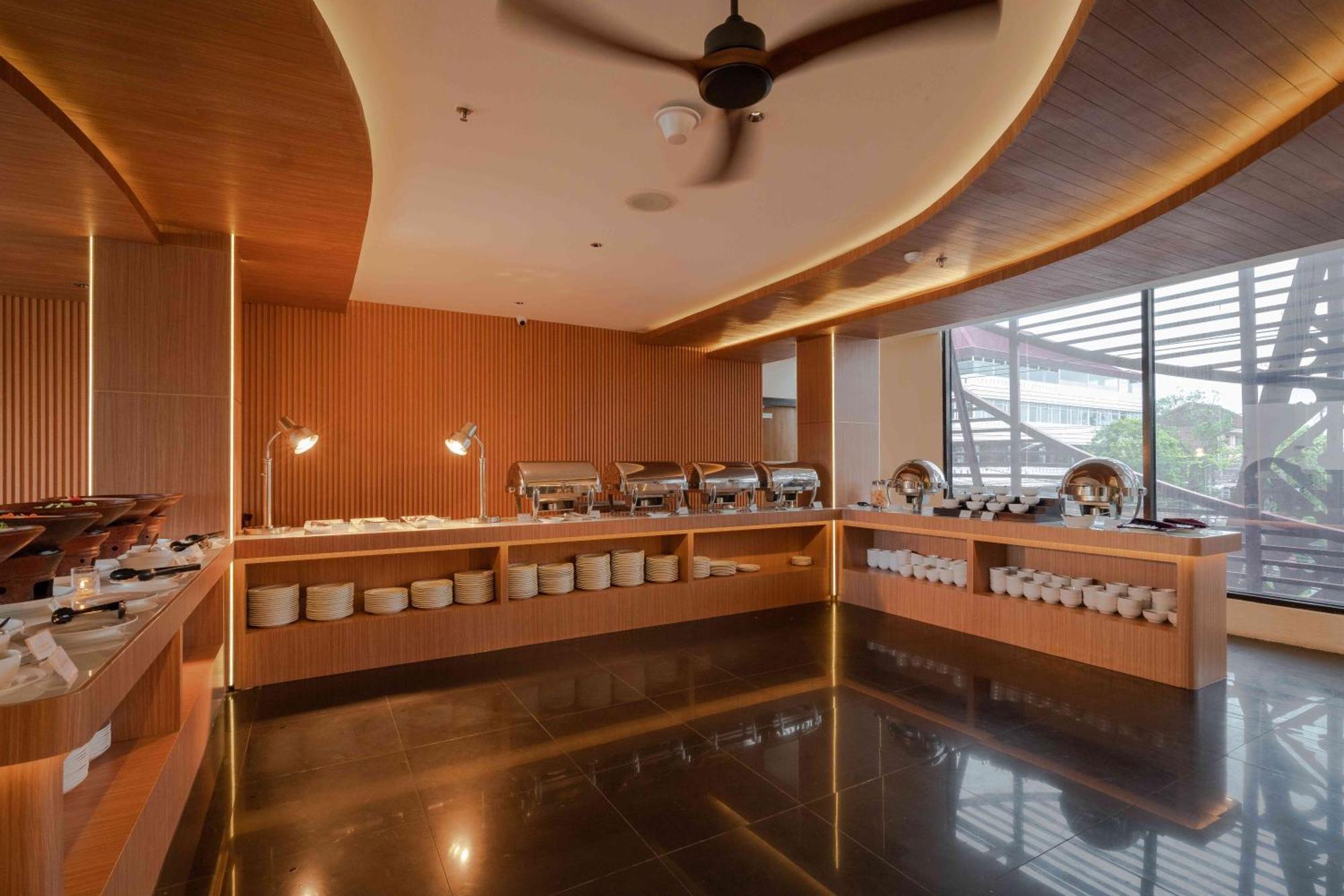 Отель Cross Vibe Paasha Atelier Bali Kuta Кута Экстерьер фото