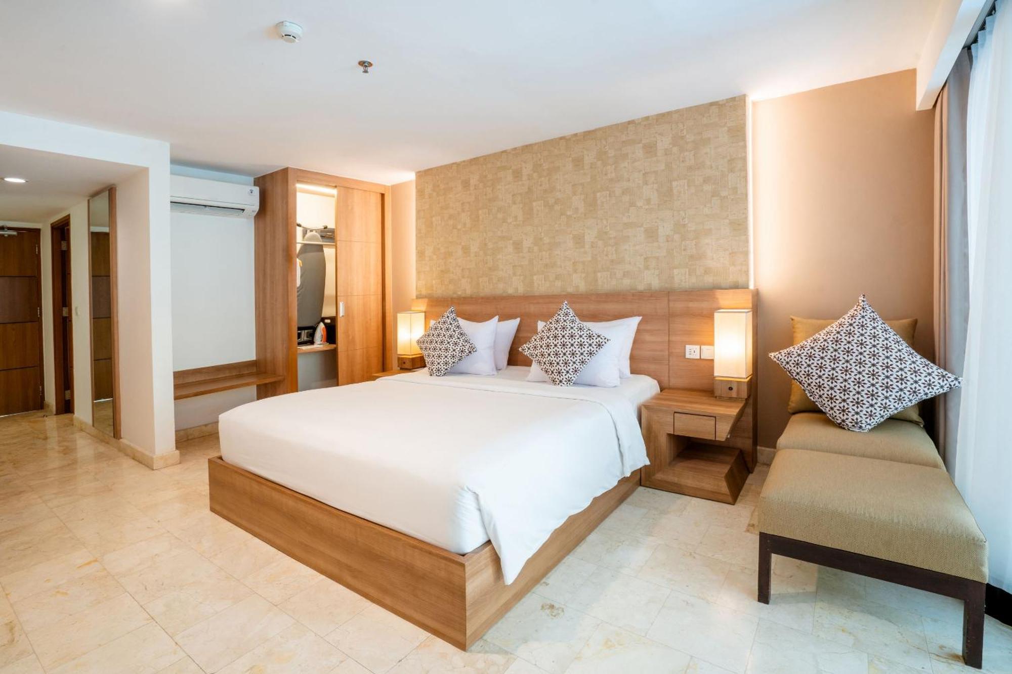 Отель Cross Vibe Paasha Atelier Bali Kuta Кута Экстерьер фото