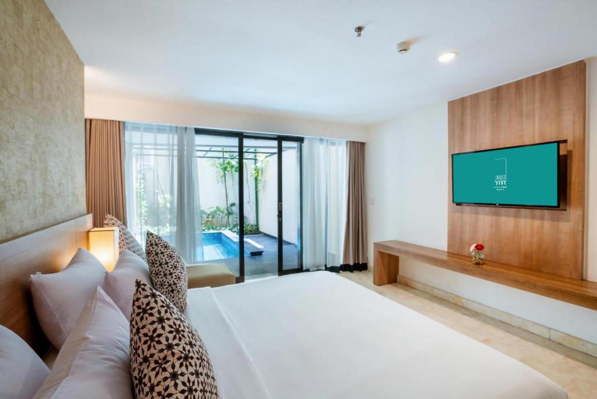 Отель Cross Vibe Paasha Atelier Bali Kuta Кута Экстерьер фото