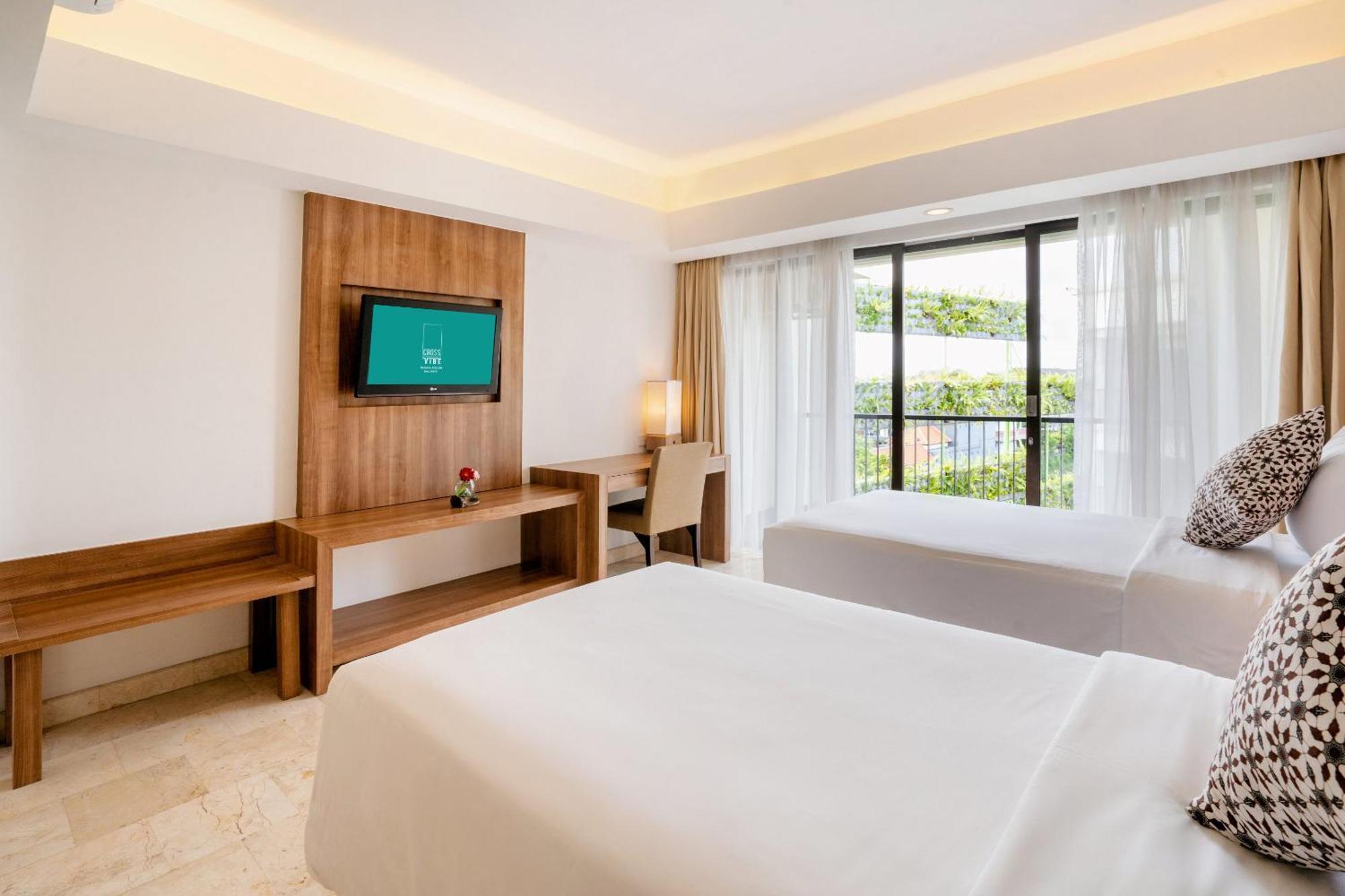 Отель Cross Vibe Paasha Atelier Bali Kuta Кута Экстерьер фото