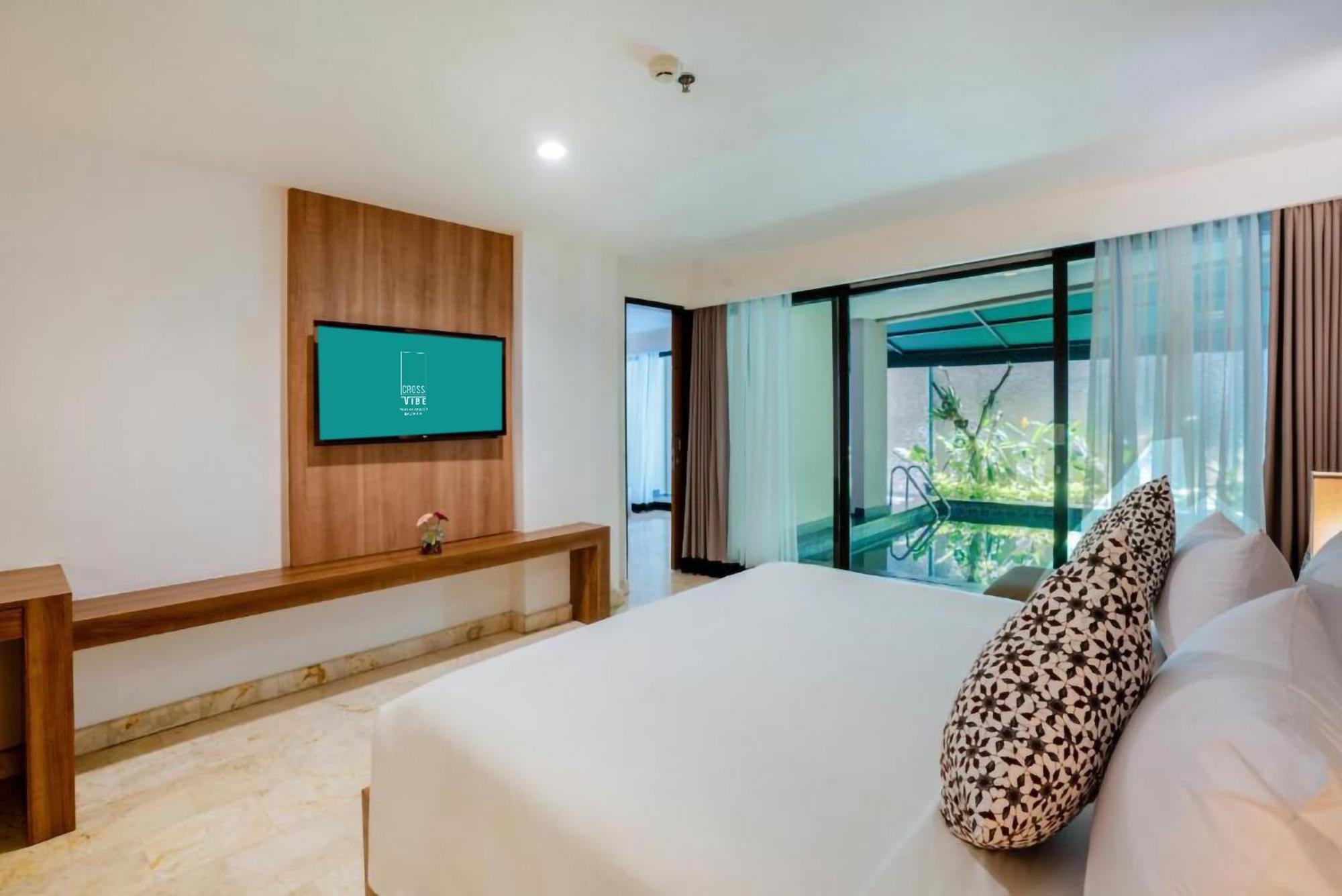 Отель Cross Vibe Paasha Atelier Bali Kuta Кута Экстерьер фото
