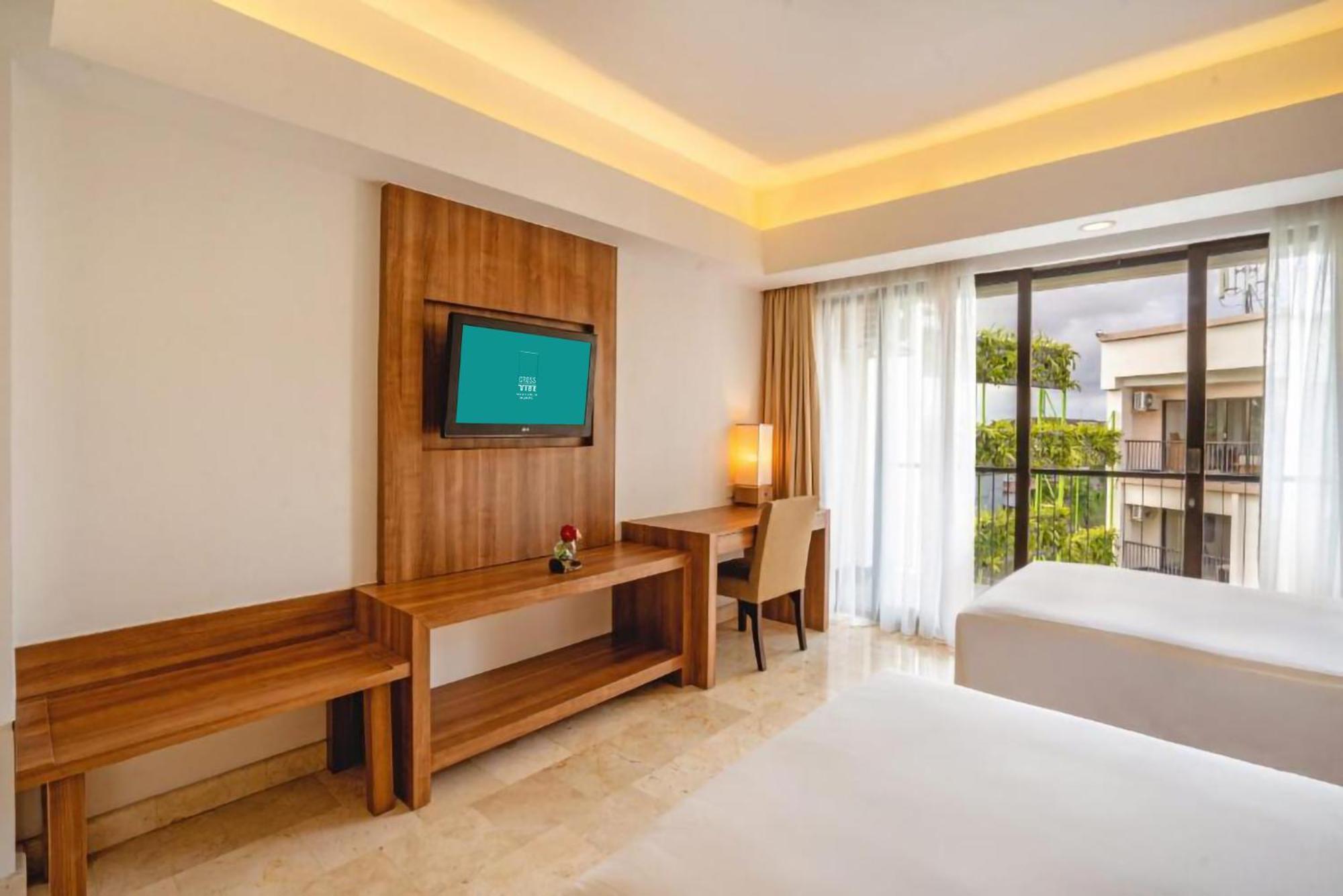 Отель Cross Vibe Paasha Atelier Bali Kuta Кута Экстерьер фото