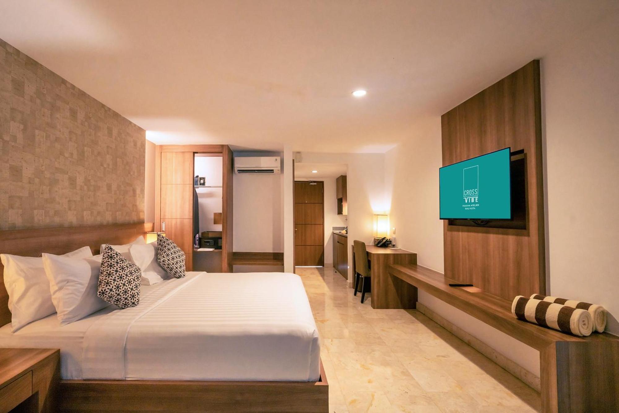 Отель Cross Vibe Paasha Atelier Bali Kuta Кута Экстерьер фото