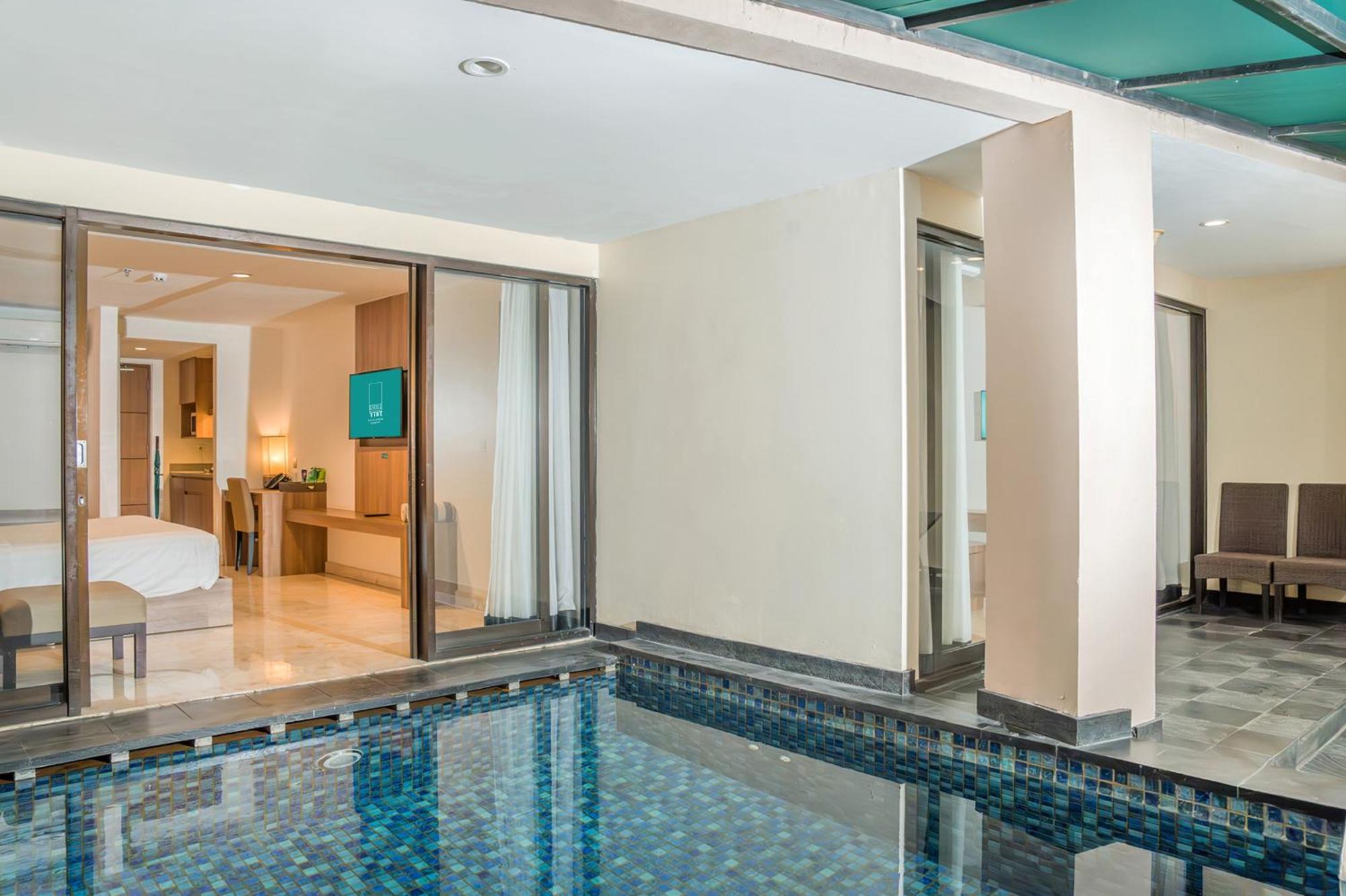 Отель Cross Vibe Paasha Atelier Bali Kuta Кута Экстерьер фото